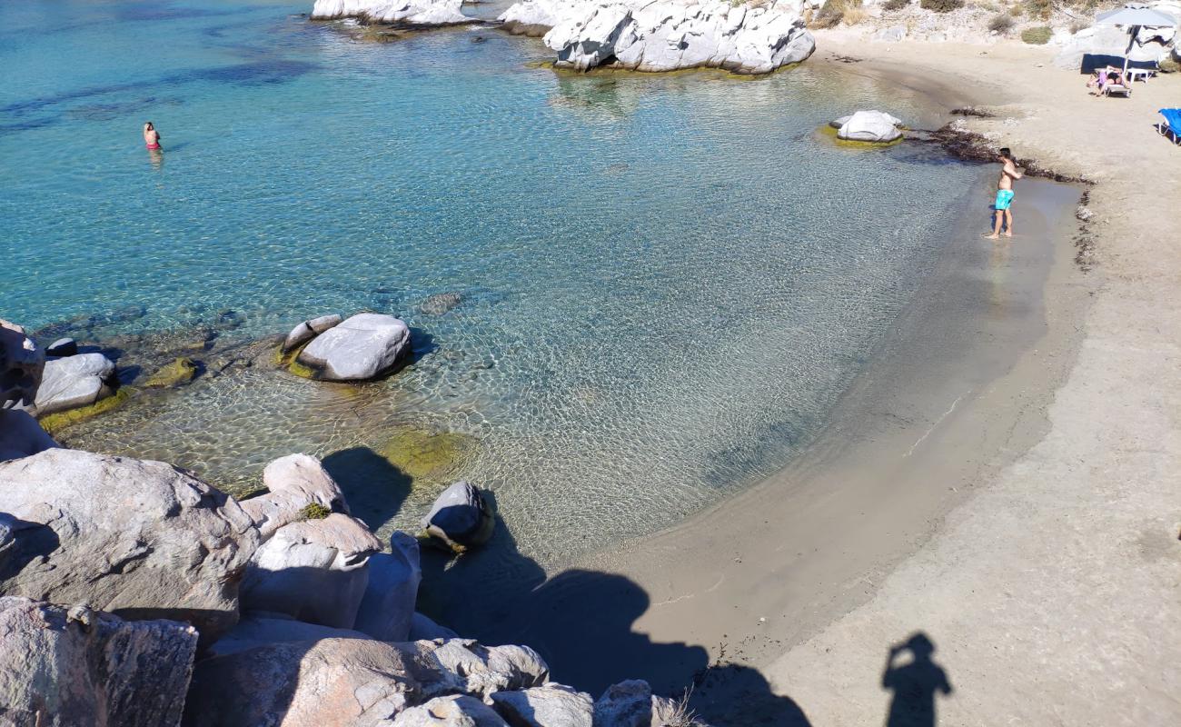 Photo de Plage de Kolympethres avec sable fin et lumineux de surface