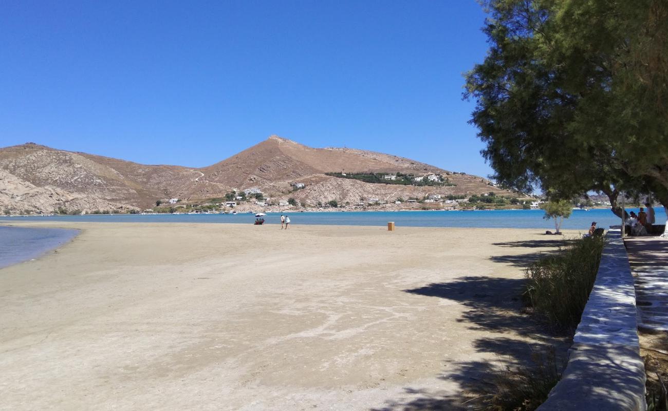 Photo de Livadia beach avec sable fin et lumineux de surface