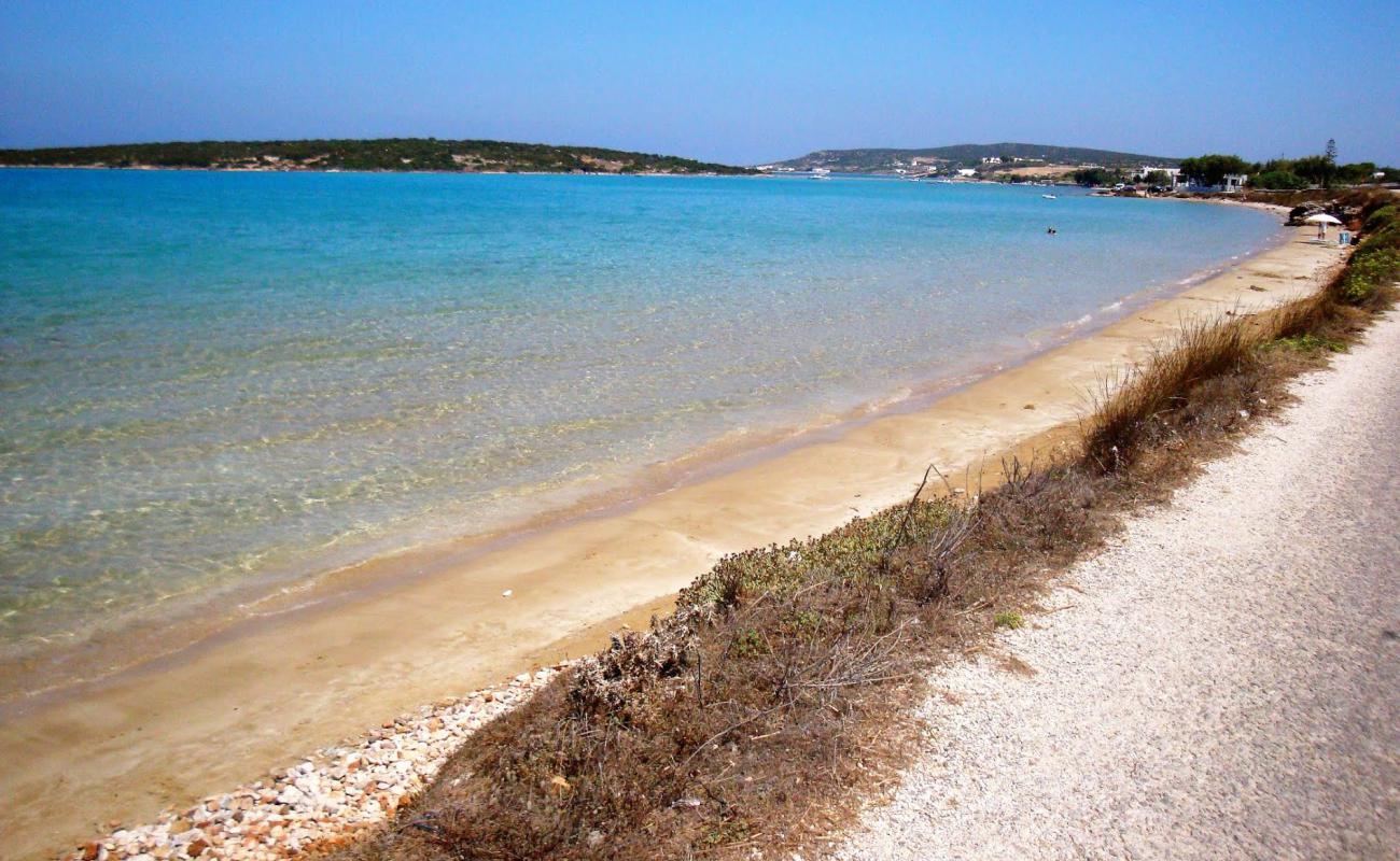 Photo de Plage Siparos avec sable brun de surface