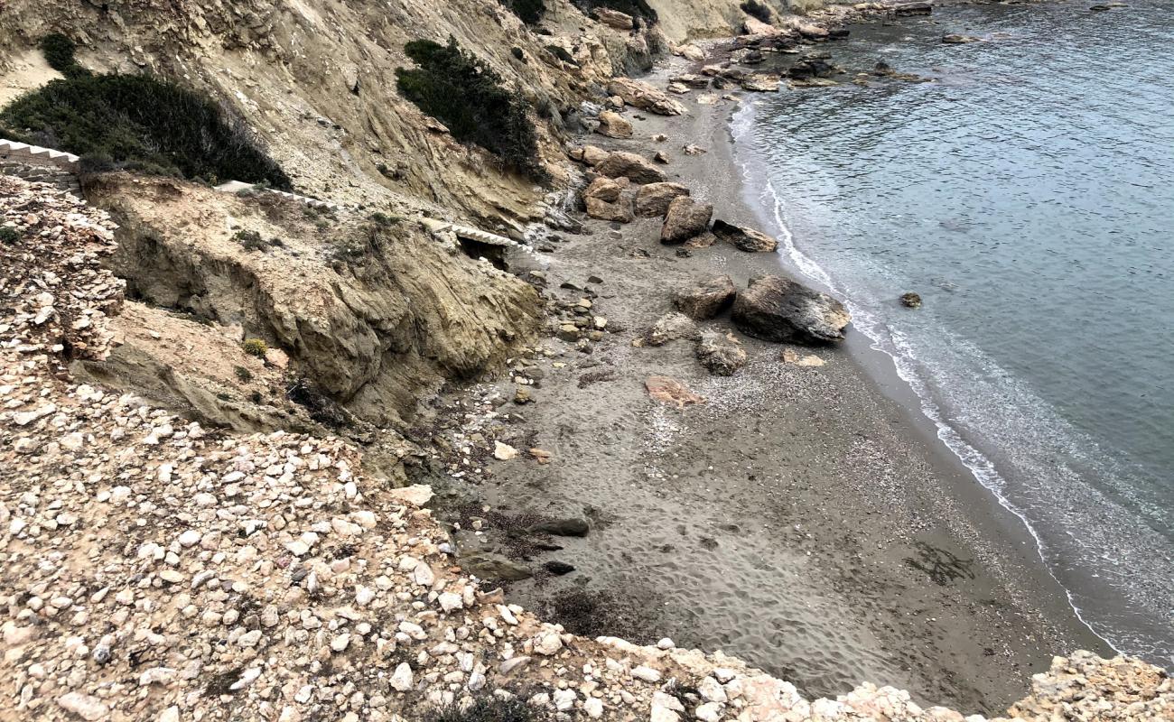 Photo de Skalakia beach avec sable gris avec caillou de surface