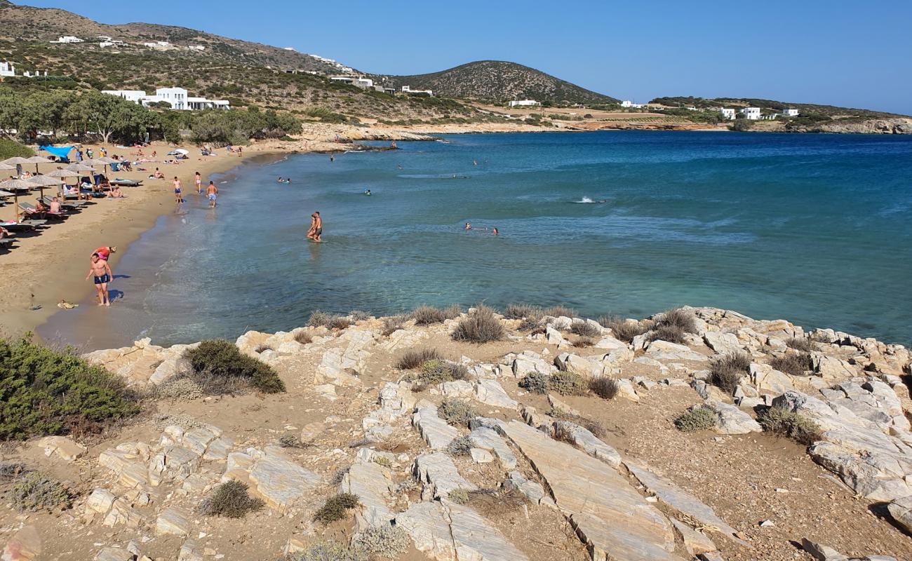 Photo de Plage de Faragas avec sable fin et lumineux de surface