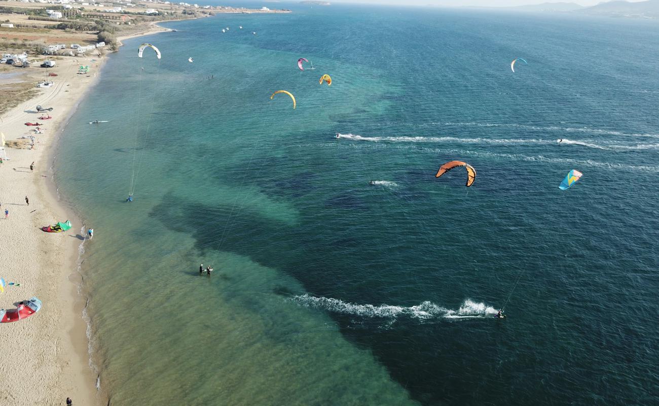 Photo de Paros Kite beach avec sable beige fin de surface