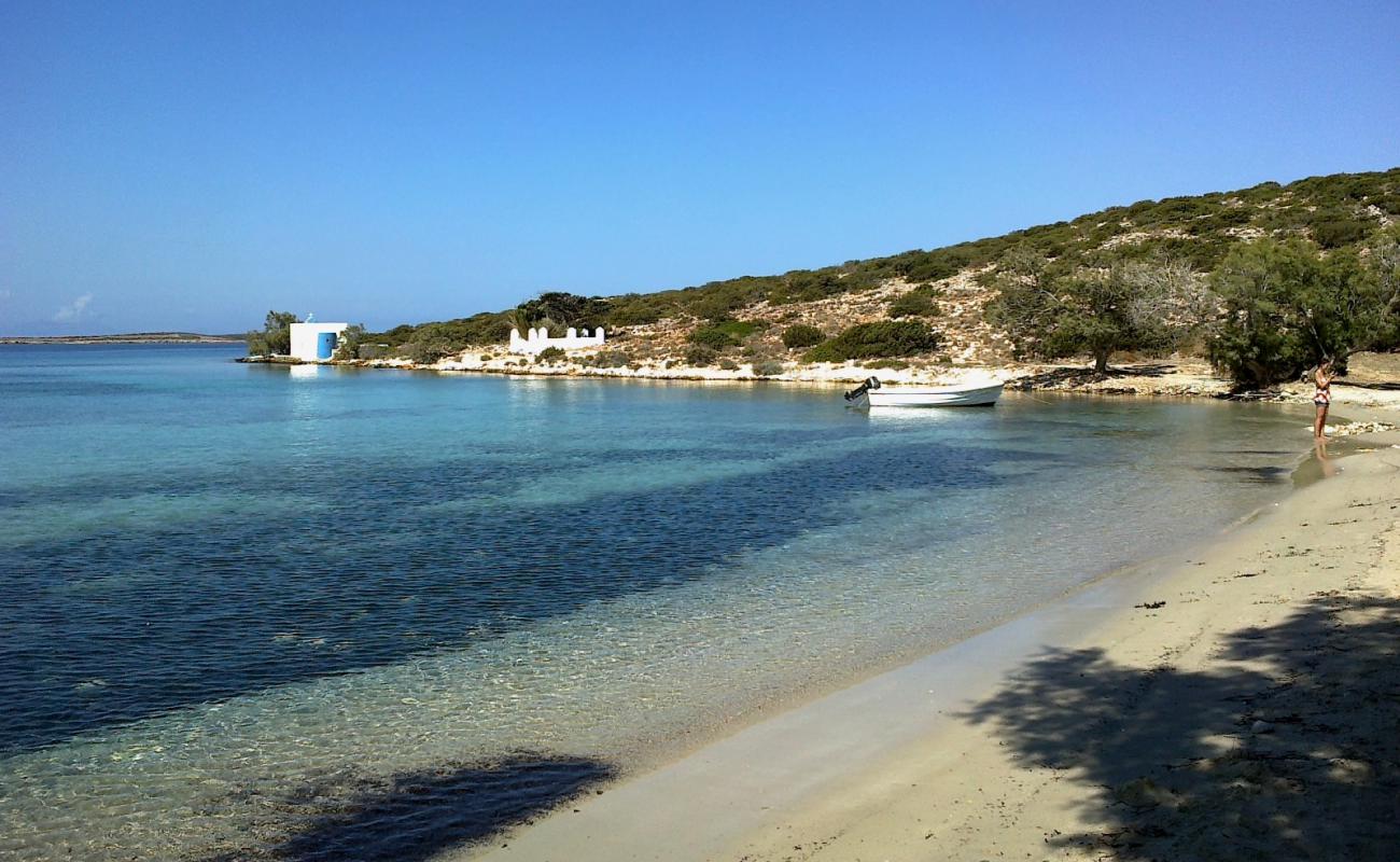 Photo de Plage d'Agia Irini avec sable beige fin de surface