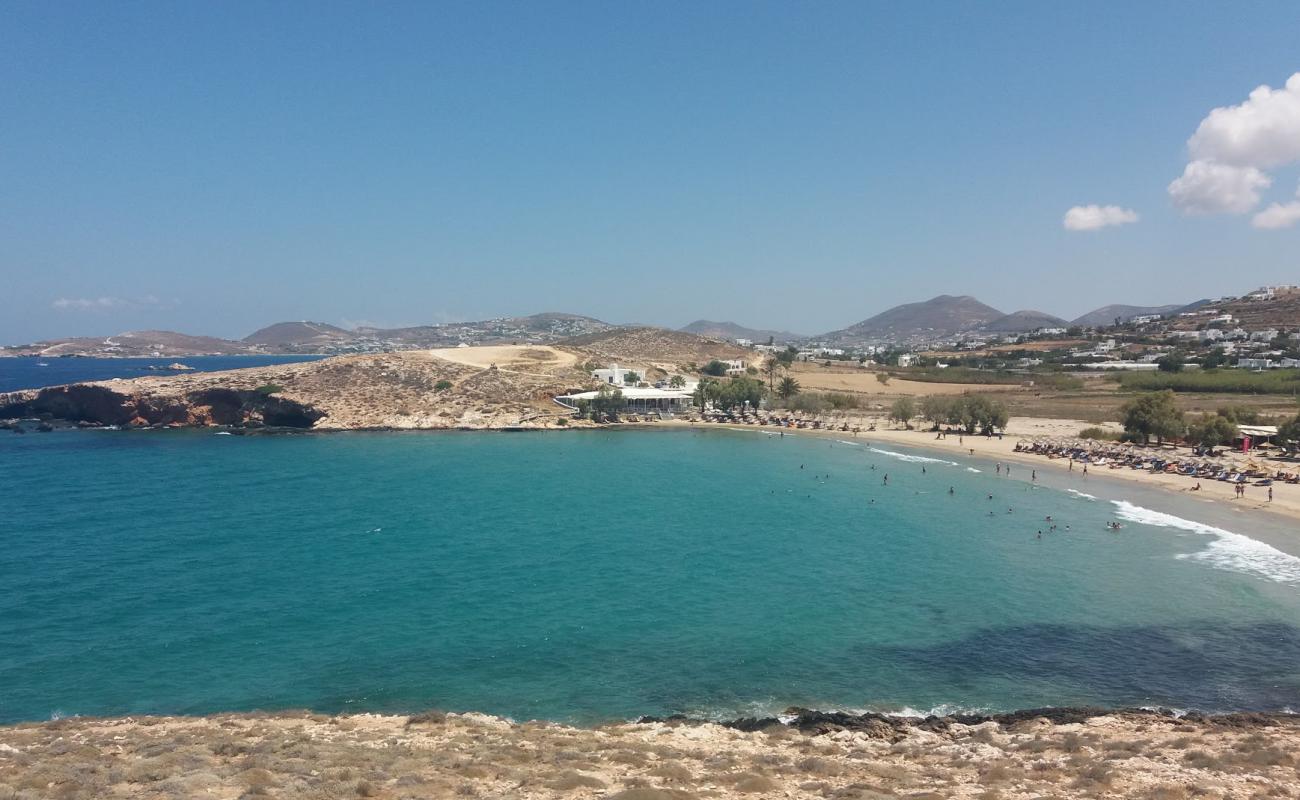 Photo de Parasporos beach avec sable beige de surface