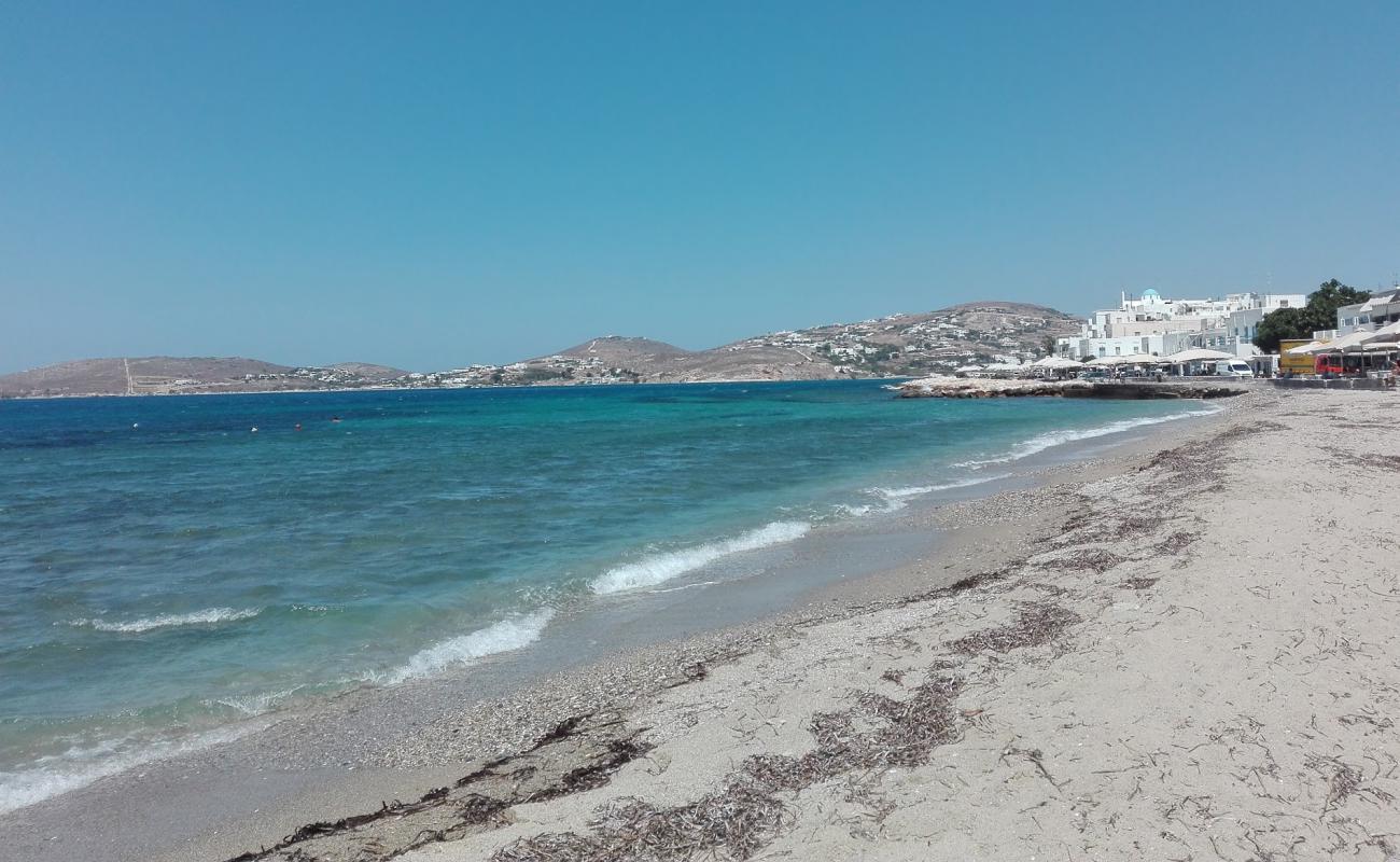 Photo de Parikia beach avec sable beige de surface