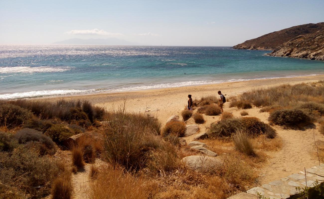 Photo de Paralia Karavi avec sable beige de surface
