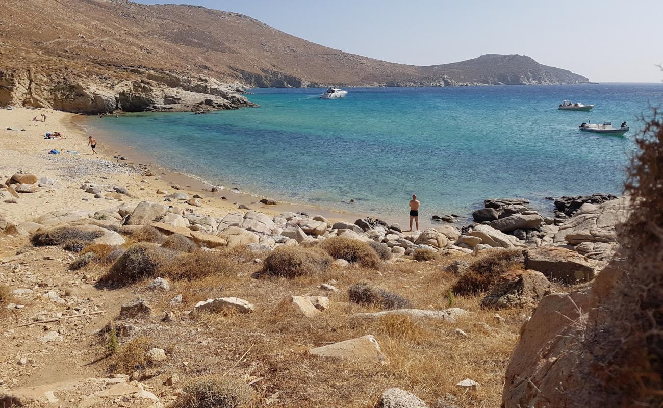 Photo de Kalo Ampeli avec sable brun de surface