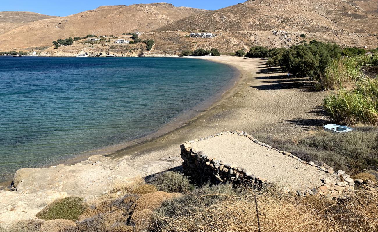 Photo de Paralia Ganema avec sable noir & galets de surface