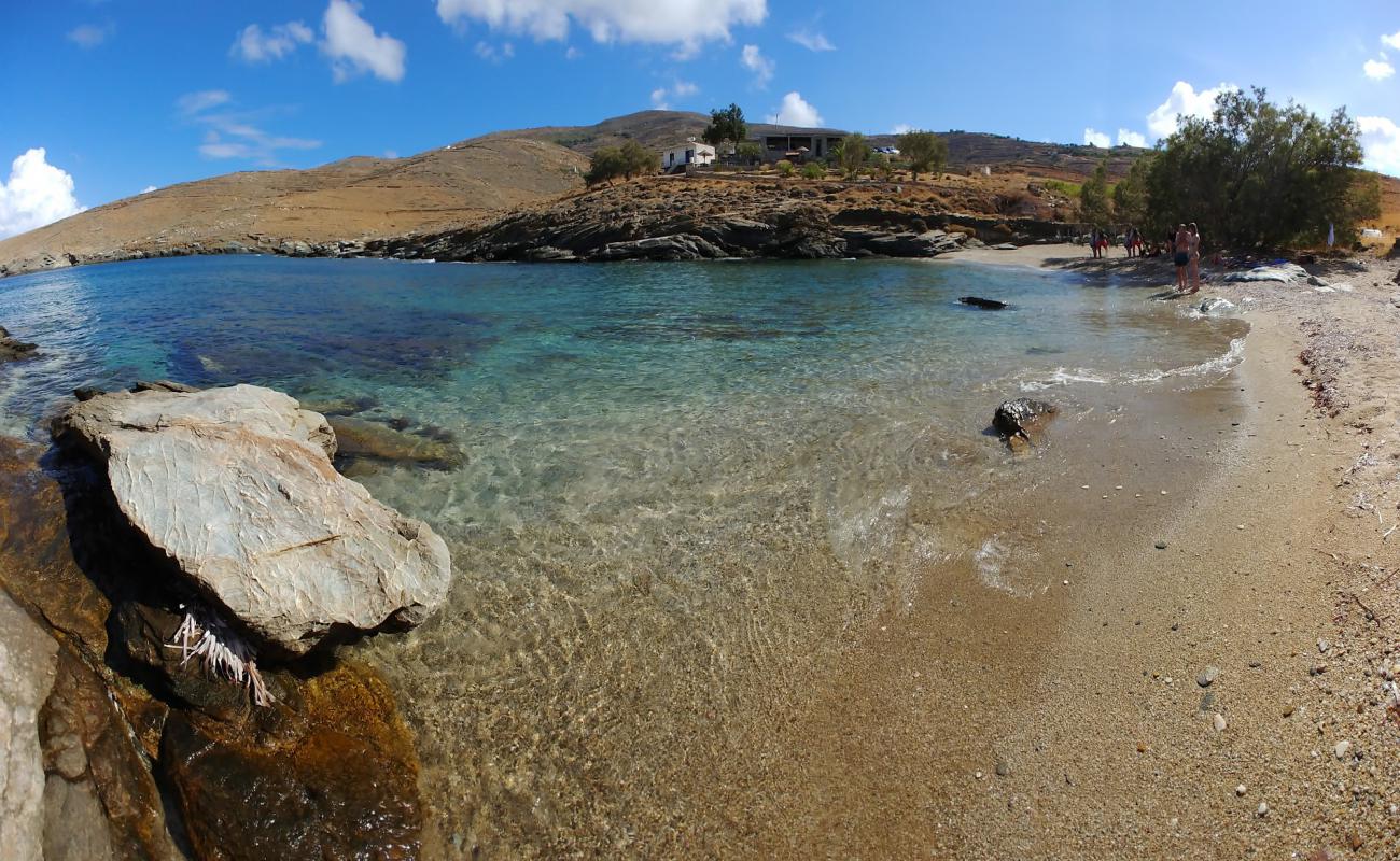 Photo de Mesiano beach avec sable clair avec caillou de surface