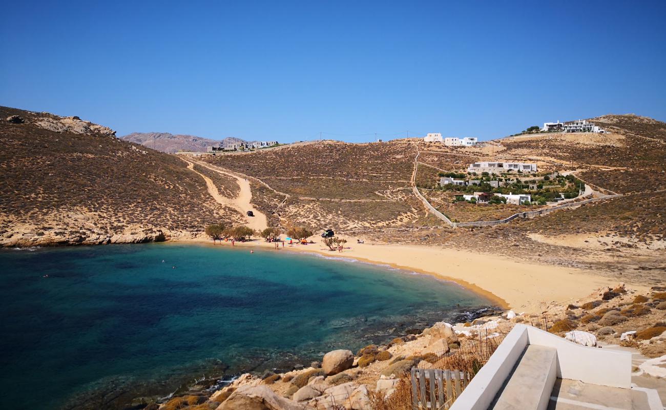 Photo de Agios Sostis avec sable brun de surface