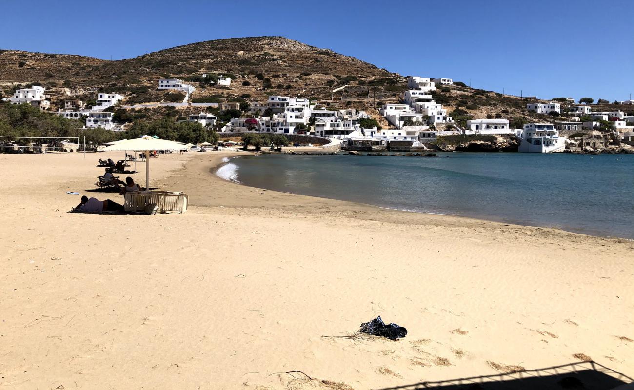 Photo de Sikinos' beach avec sable brun de surface