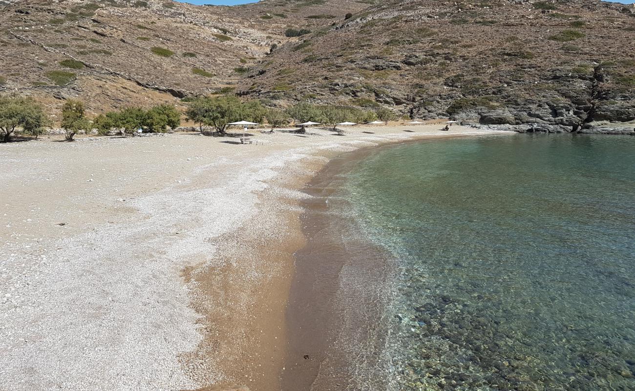 Photo de Agios Georgios avec sable noir & galets de surface