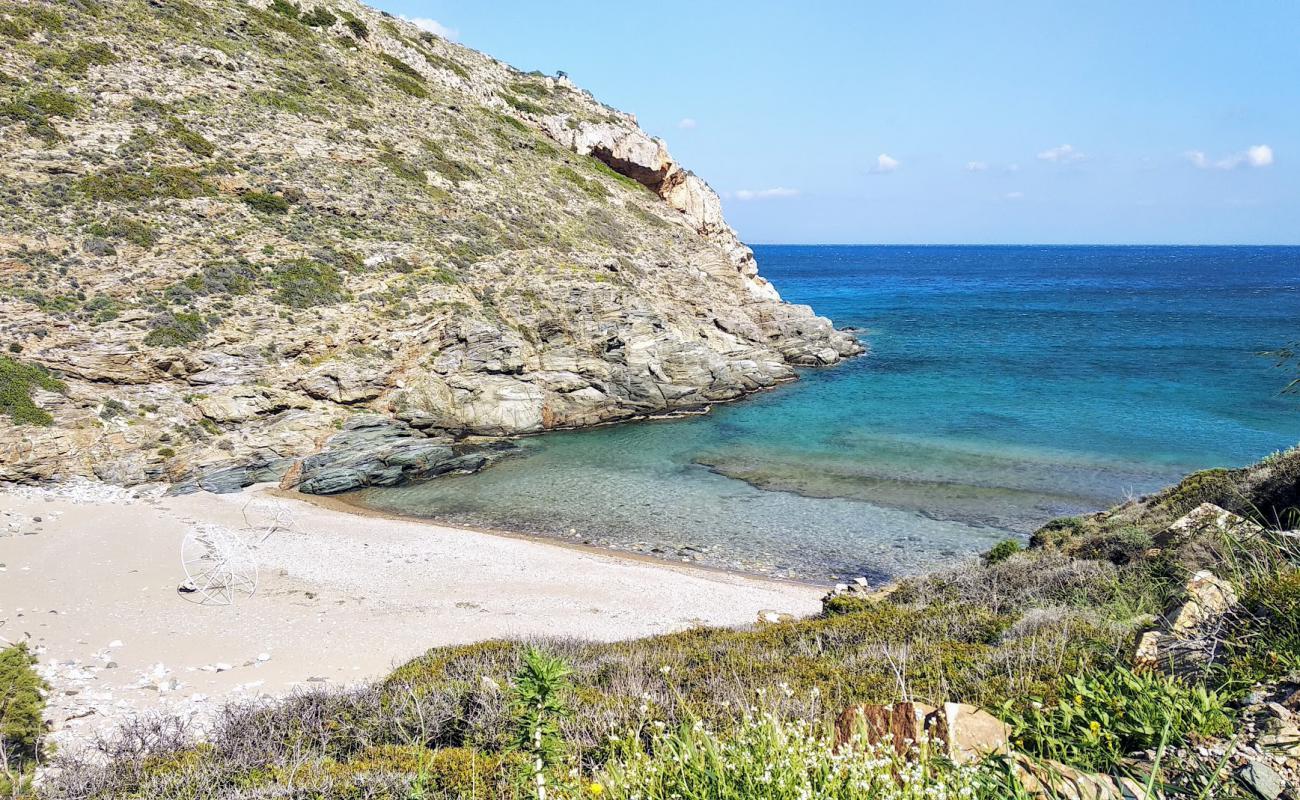 Photo de Dialiskari beach avec sable noir avec caillou de surface