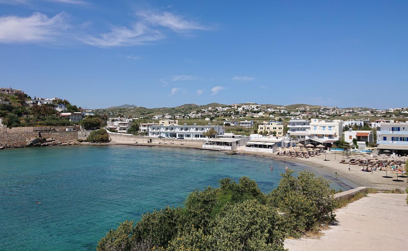 Photo de Paralia Varis avec sable brun de surface