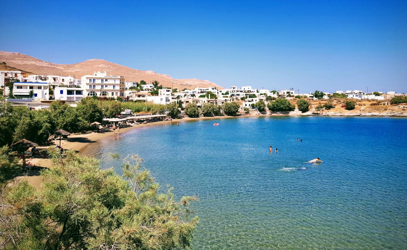 Photo de Plage de Megas Gialos avec sable brun de surface