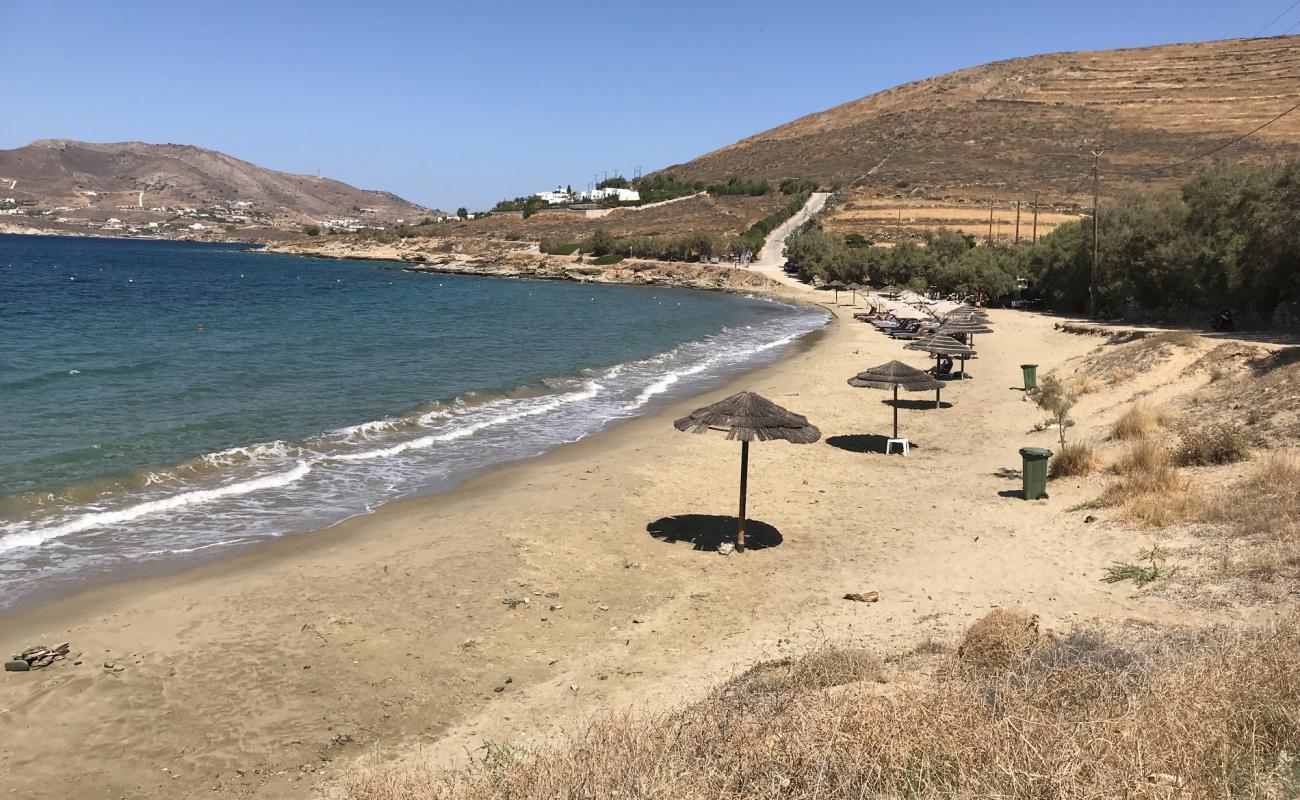 Photo de Komito beach avec sable beige fin de surface