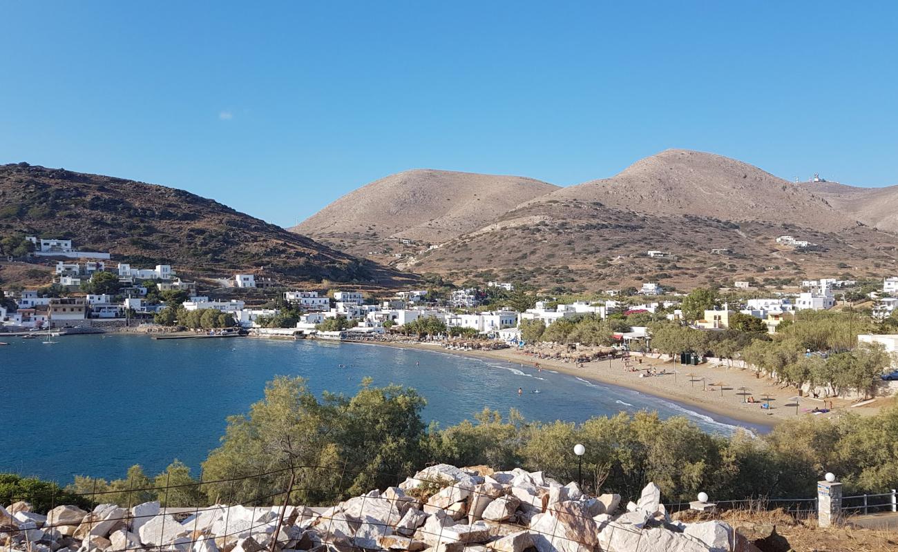 Photo de Paralia Kini avec sable brun de surface