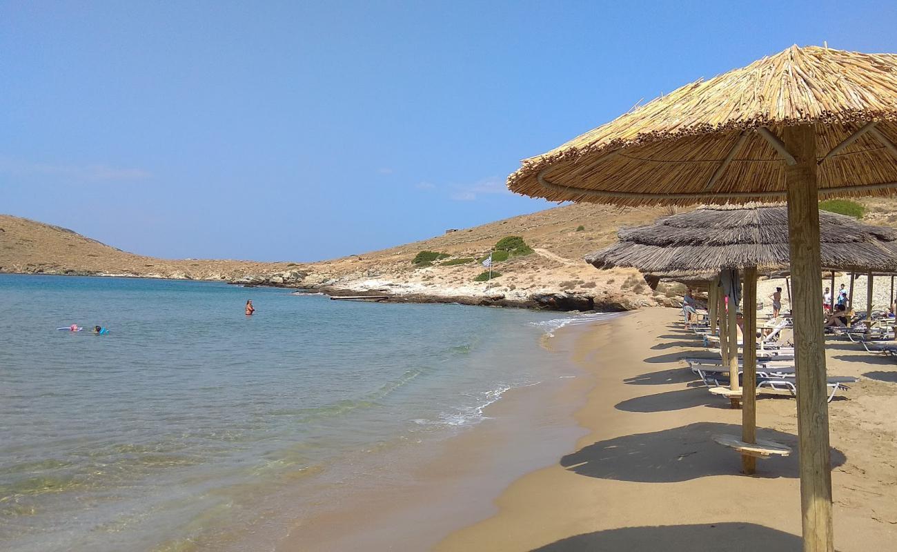 Photo de Paralia Delfini avec sable beige fin de surface