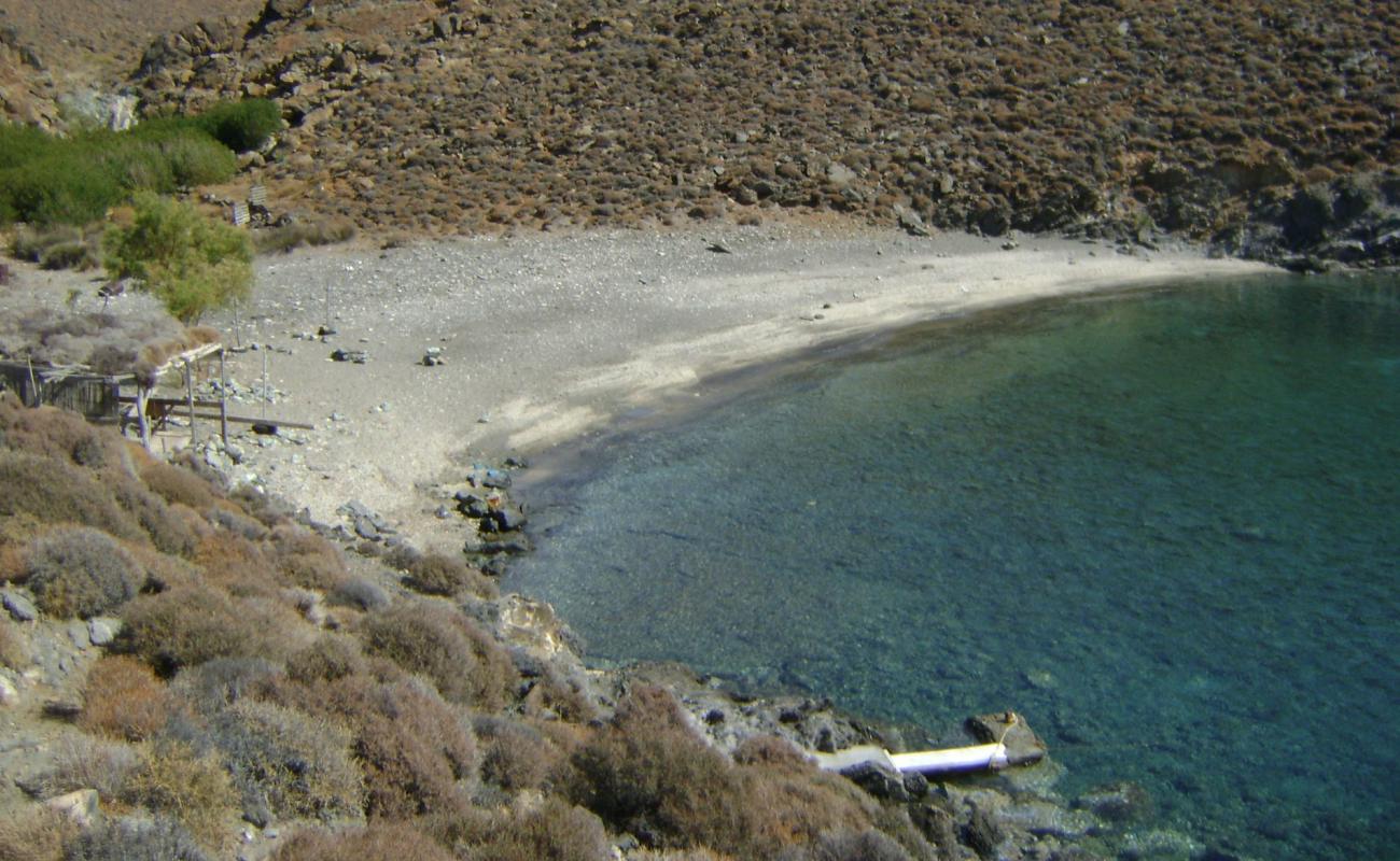 Photo de Megas Lakos avec sable gris & galets de surface