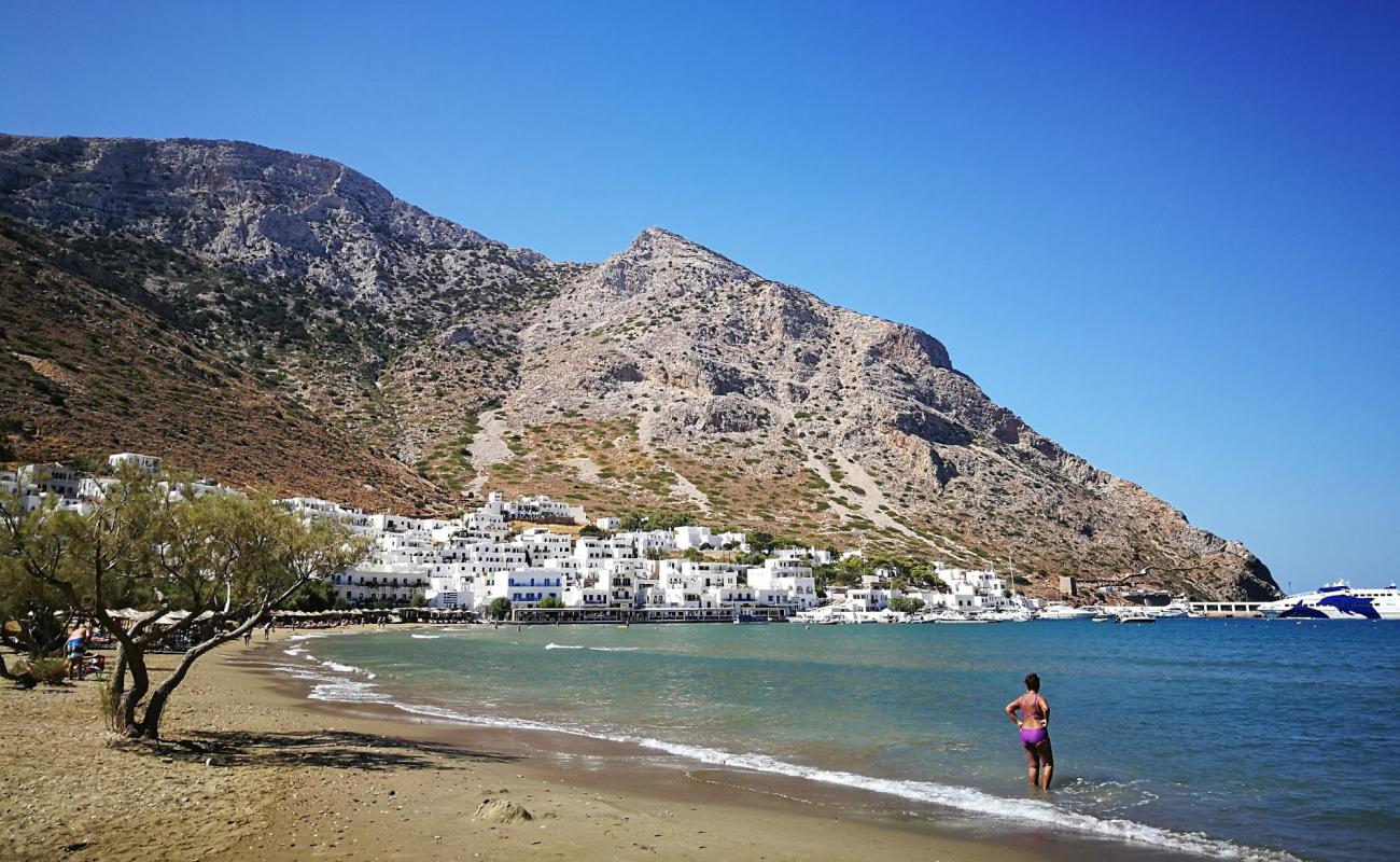 Photo de Kamares beach avec sable beige de surface