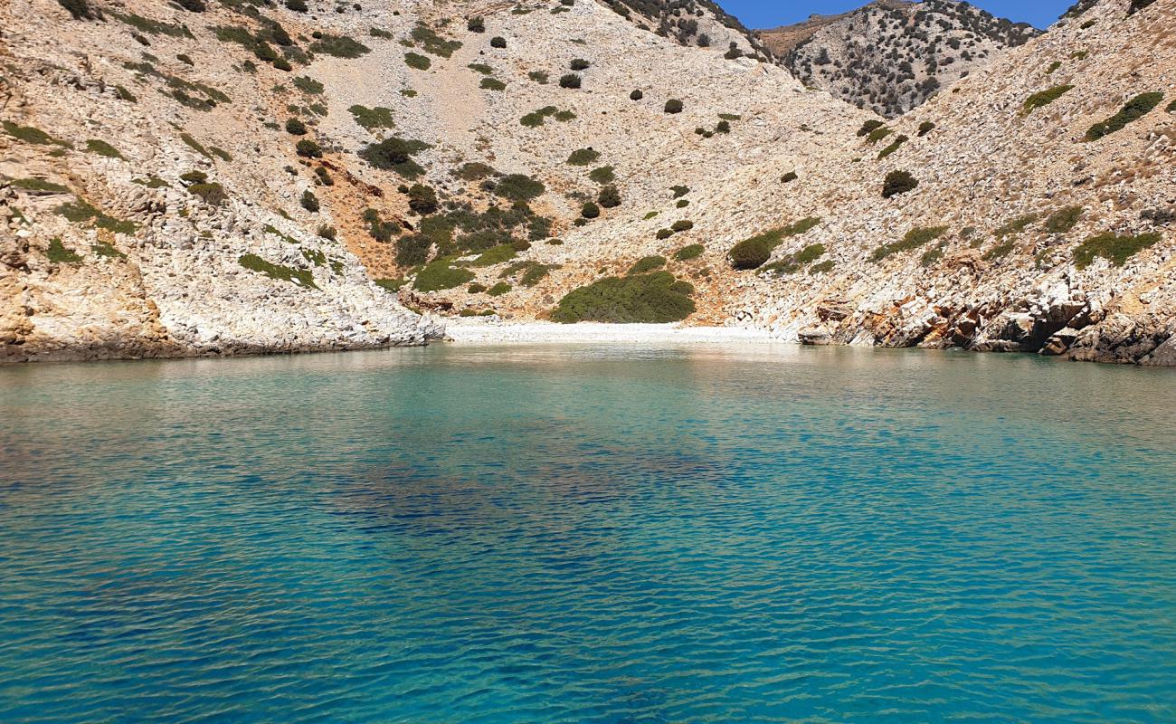 Photo de Gialoudia beach avec galets beige de surface