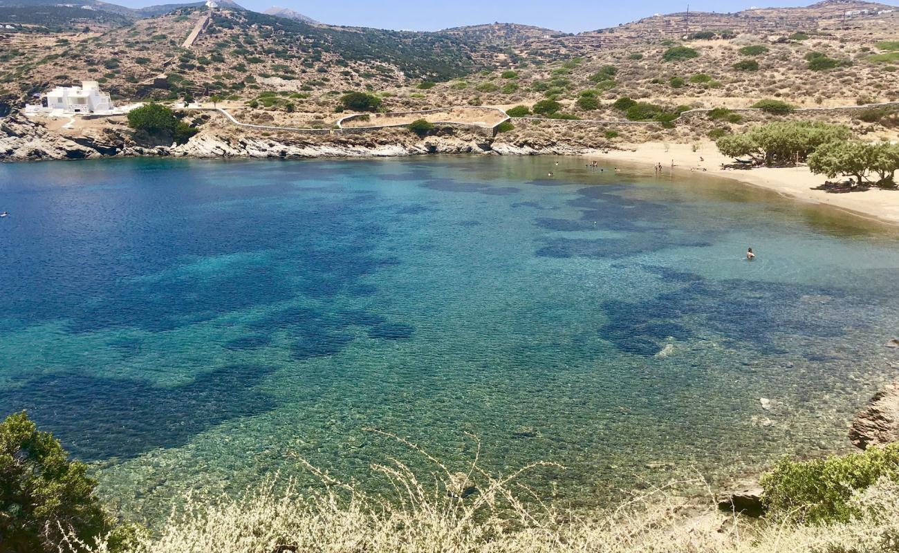 Photo de Fassolou beach avec sable brun de surface