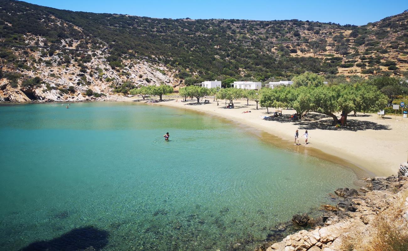 Photo de Vlicho beach avec sable brun de surface