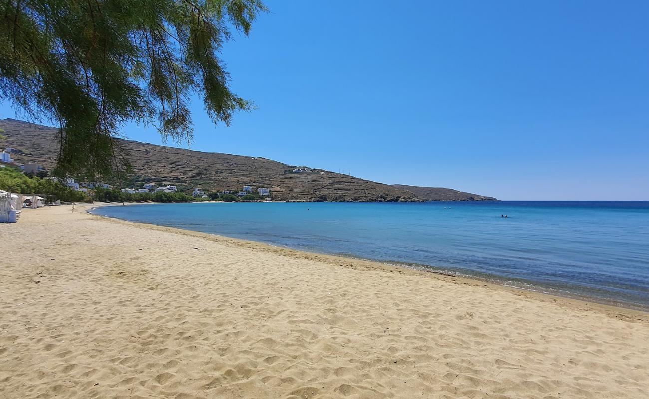 Photo de Plage d'Agios Romanos avec sable lumineux de surface