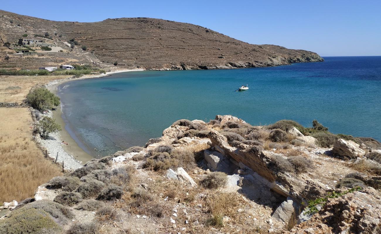 Photo de Agios Petros beach avec sable gris avec caillou de surface