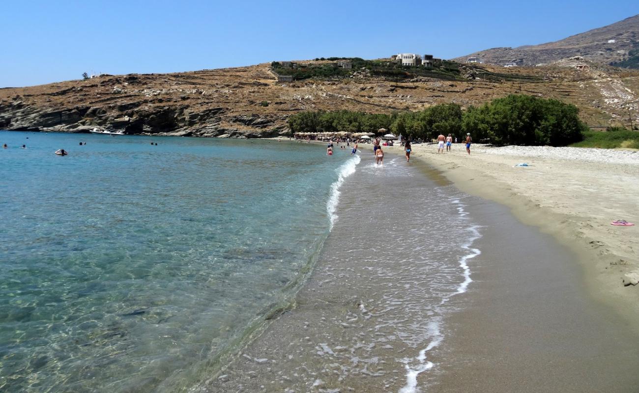 Photo de Kalivia, Tinos avec sable lumineux de surface