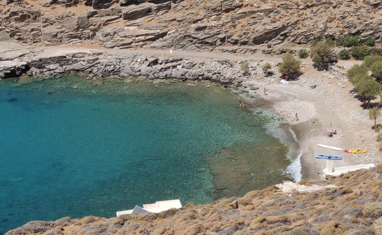 Photo de Vathi beach avec sable gris avec roches de surface