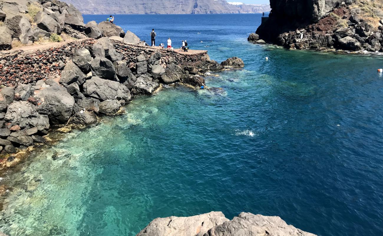 Photo de Ammoudi beach avec terrain rocheux de surface