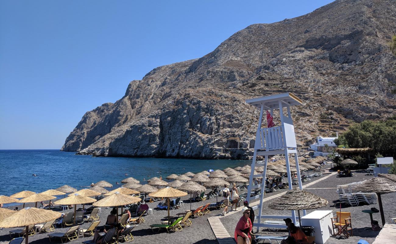 Photo de Plage de Kamari avec caillou fin gris de surface