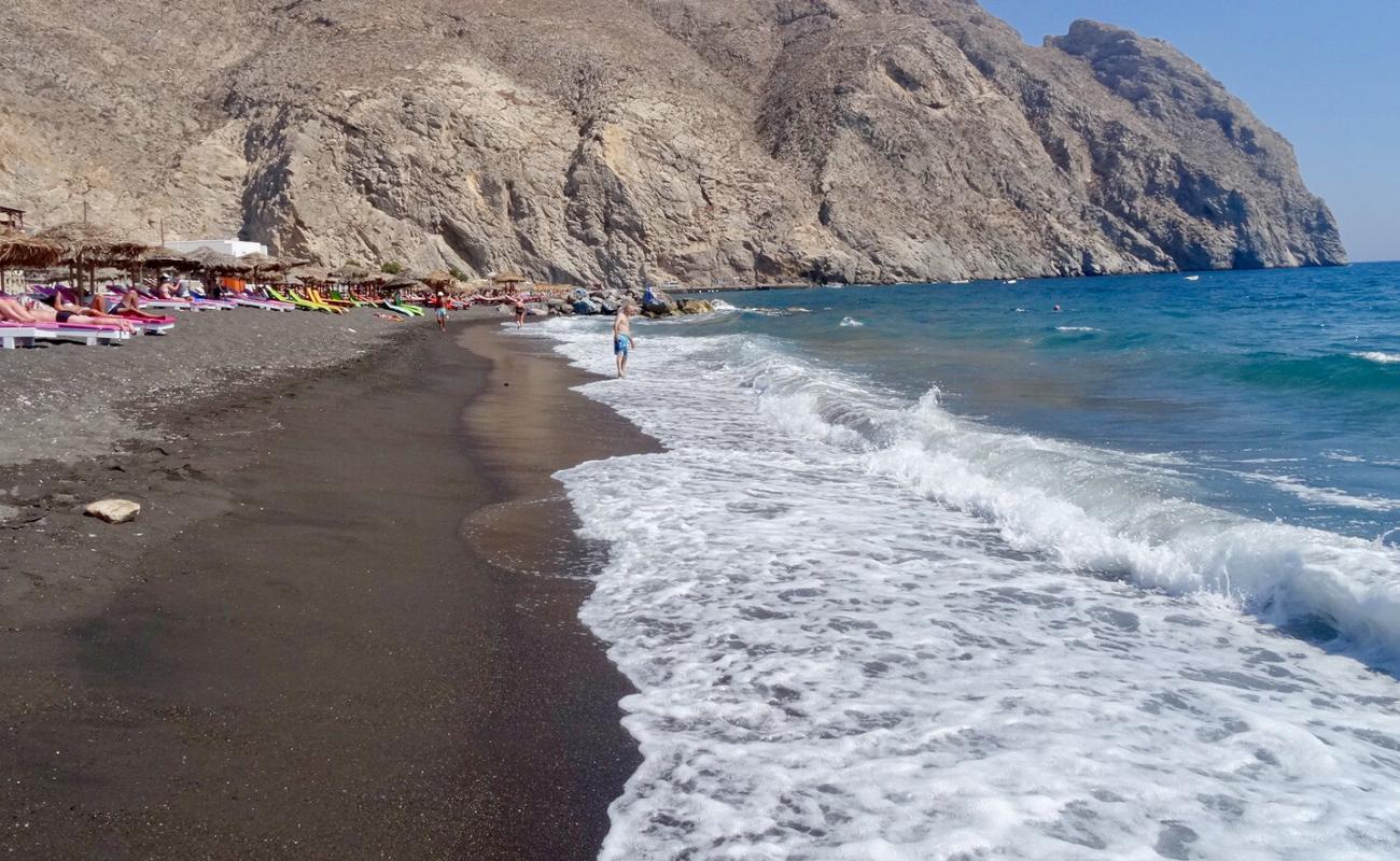 Photo de Plage de Perissa avec sable gris avec caillou de surface