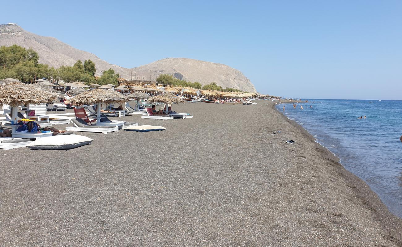 Photo de Plage de Perivolos avec sable gris & galets de surface