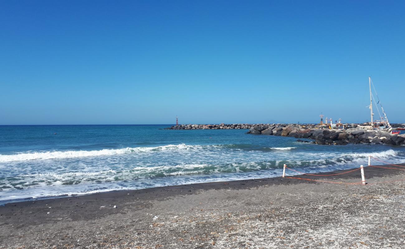 Photo de Blychada beach avec sable gris & galets de surface