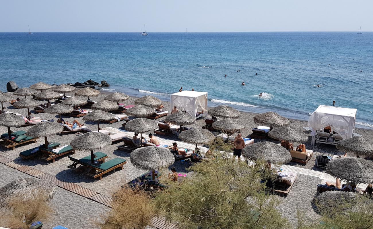 Photo de Theros beach avec sable gris avec caillou de surface