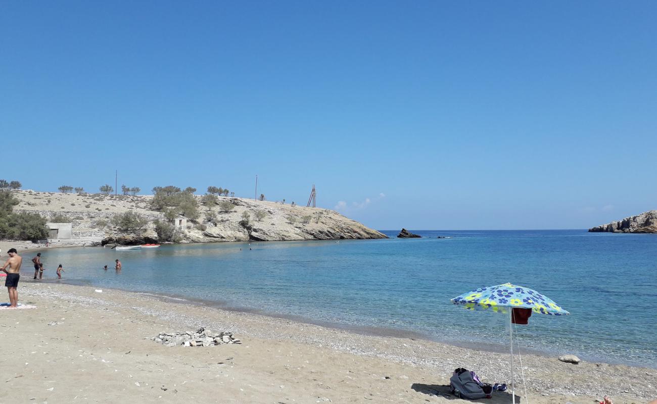 Photo de Livadi beach avec sable beige & galets de surface