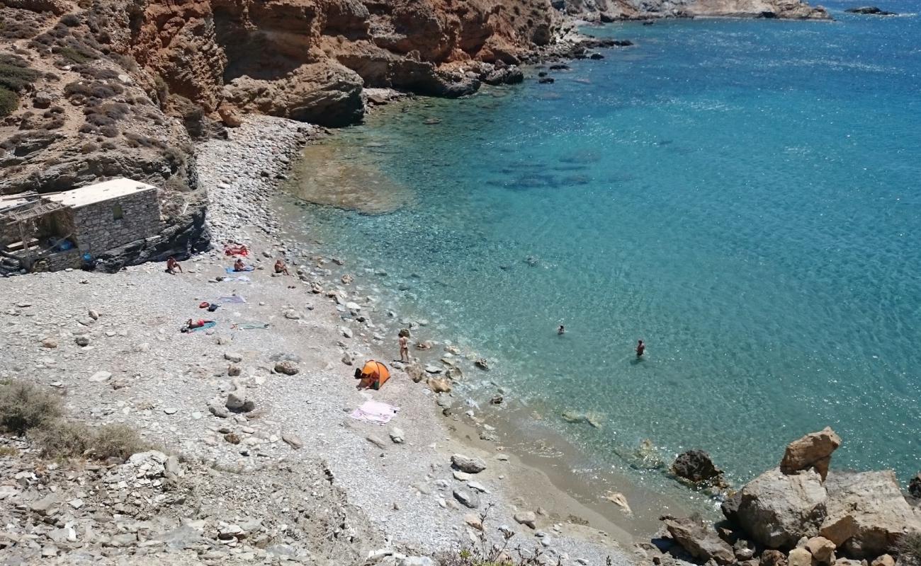 Photo de Paralia Fira avec roches de surface