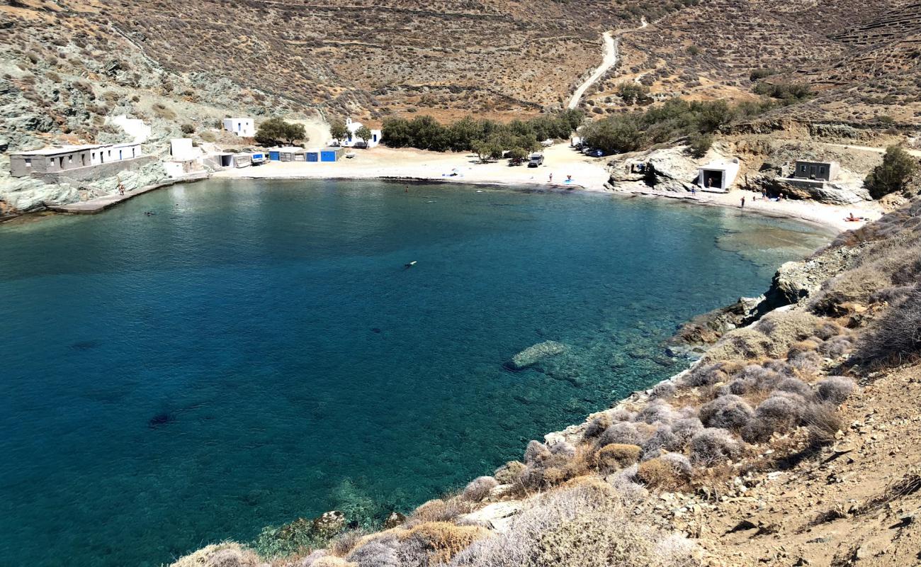 Photo de Agios Georgios avec sable brillant et rochers de surface