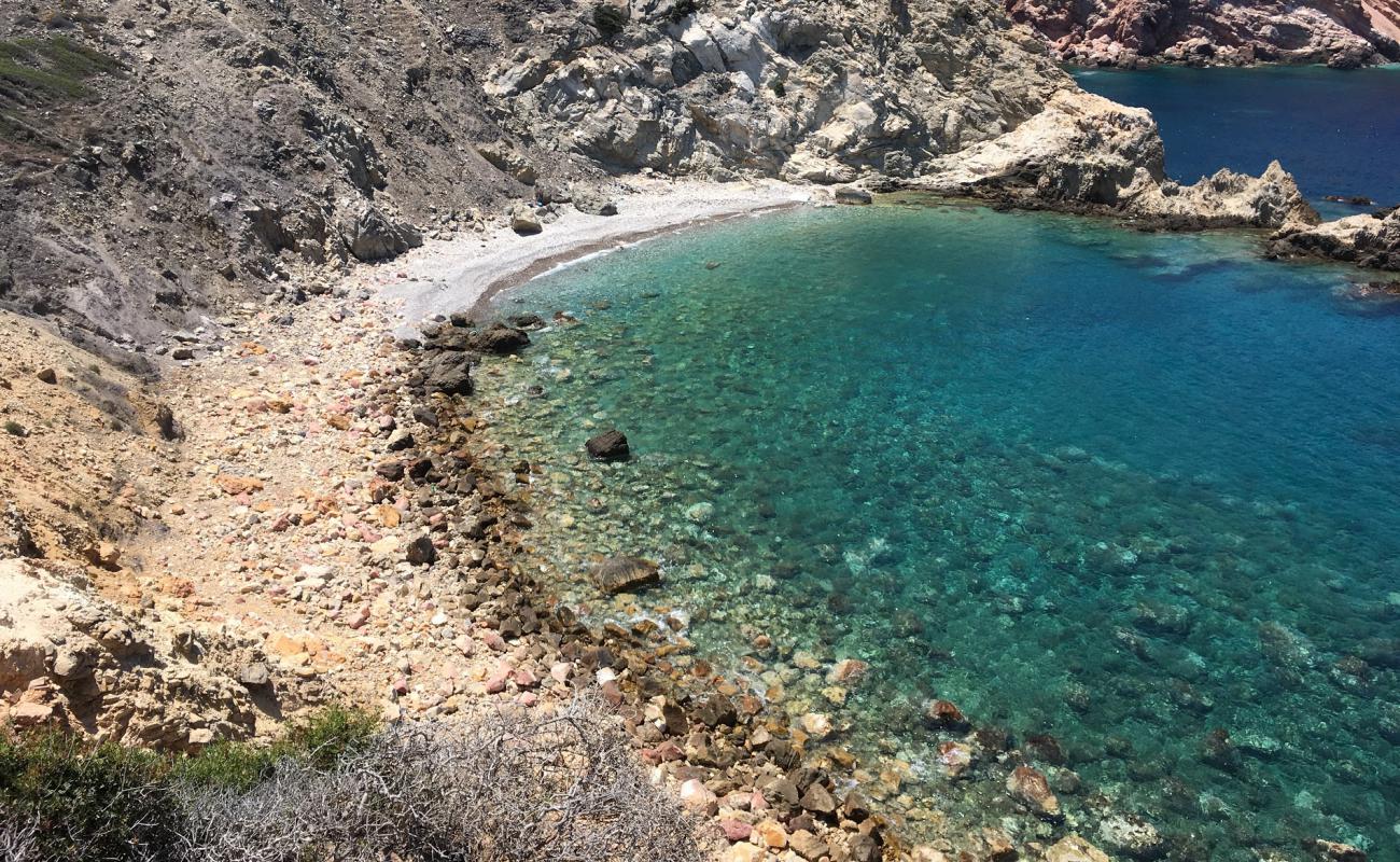 Photo de Ammoudi beach avec sable brillant et rochers de surface