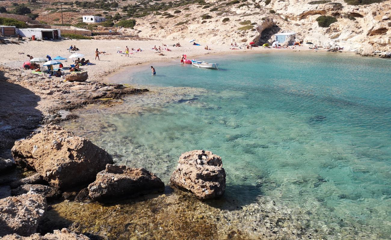 Photo de Kalotaritissa beach avec sable clair avec caillou de surface