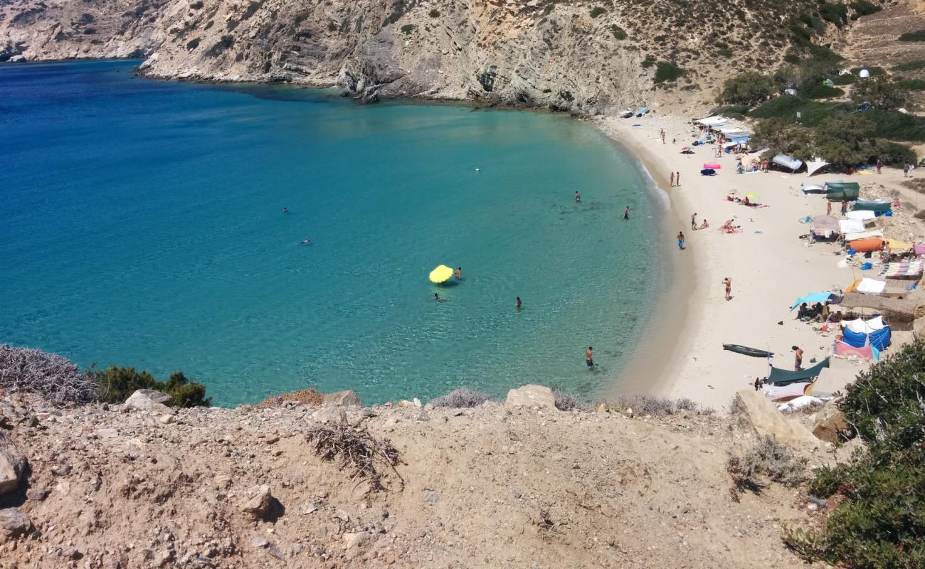 Photo de Livadi beach avec sable fin et lumineux de surface