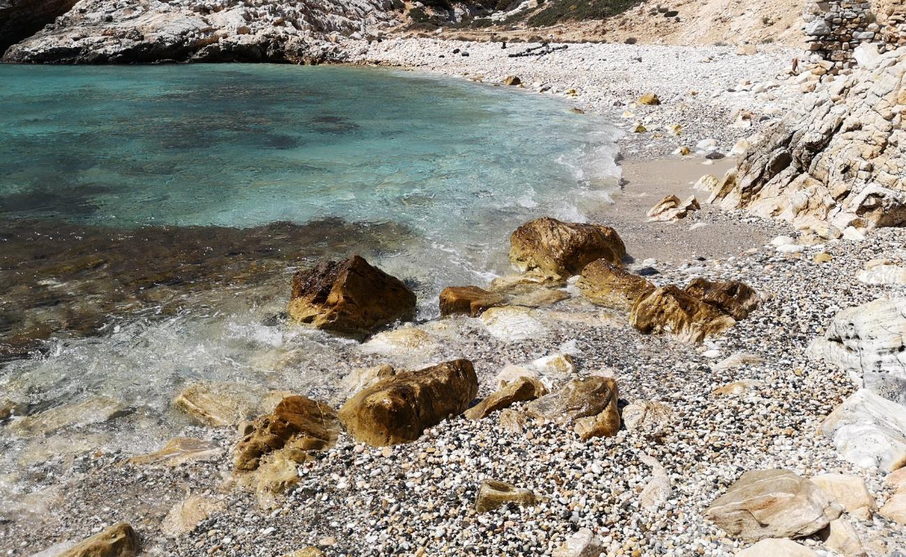 Photo de Vathi Limenari avec sable brillant et rochers de surface