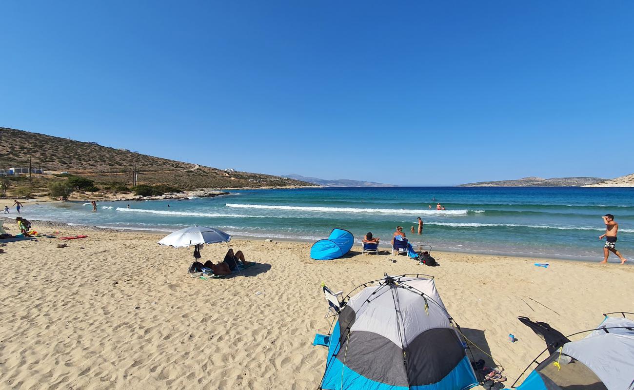 Photo de Plage de Livadi avec sable lumineux de surface