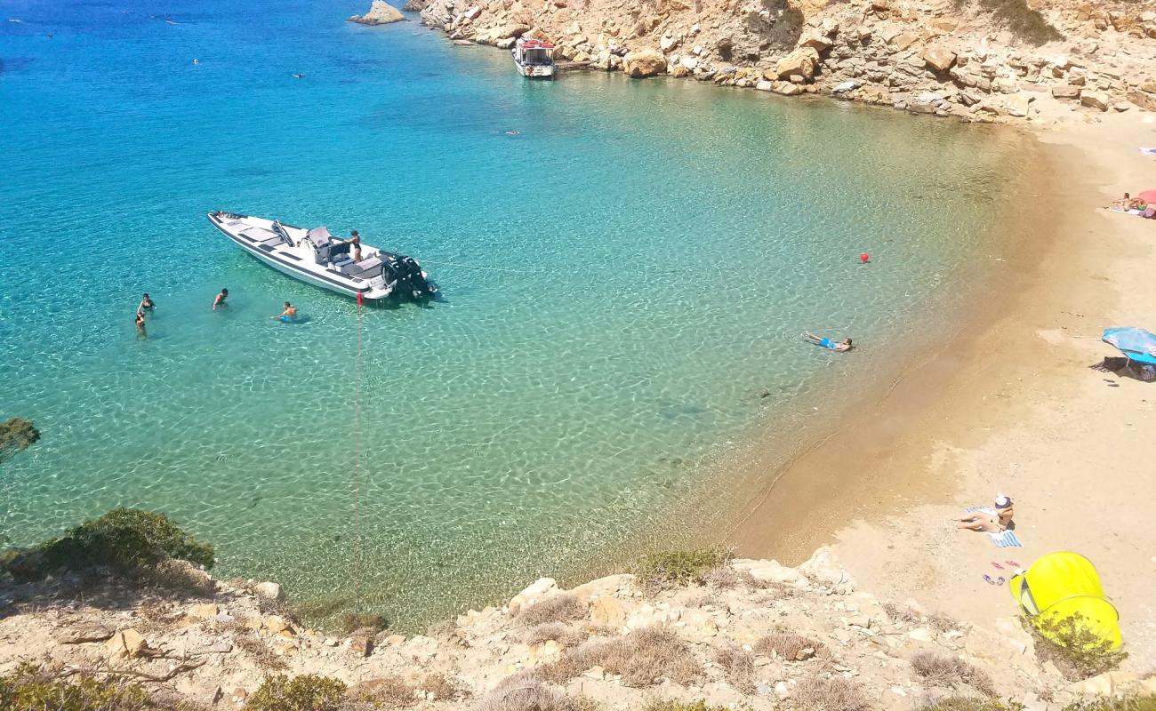 Photo de Karbounolakos beach avec sable beige & galets de surface