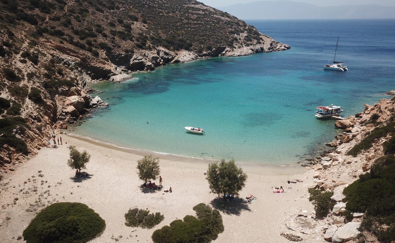 Photo de Plage d'Alimia avec sable beige fin de surface