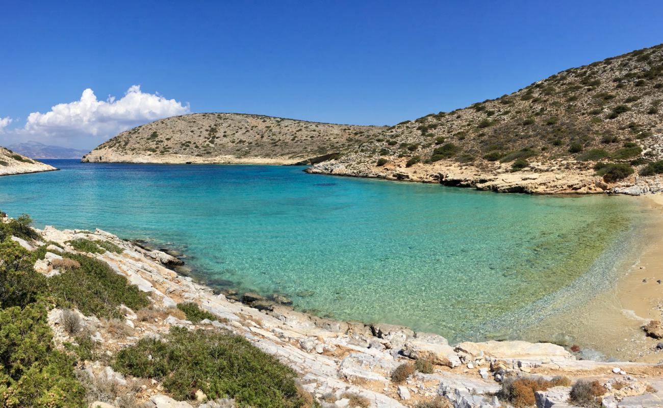 Photo de Paralia Vorini avec sable beige & pierres de surface