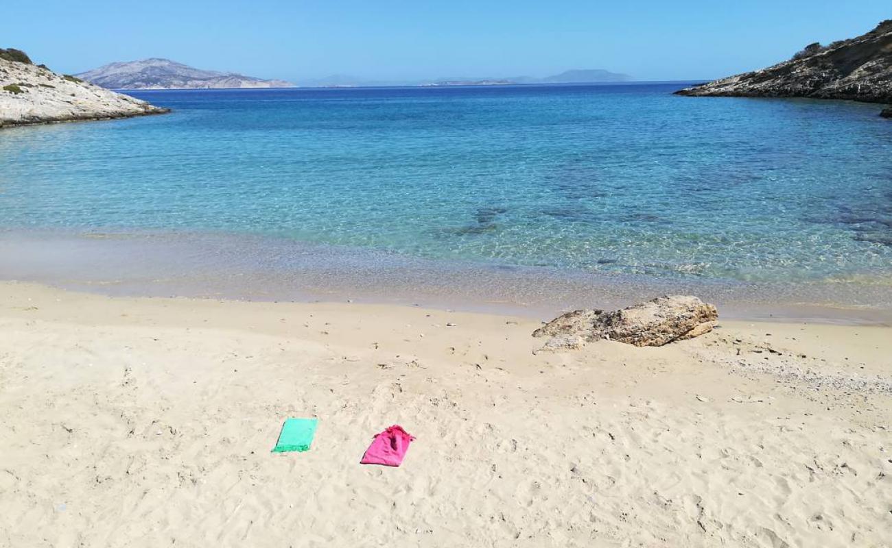 Photo de Plage de Psili Ammos avec sable fin et lumineux de surface