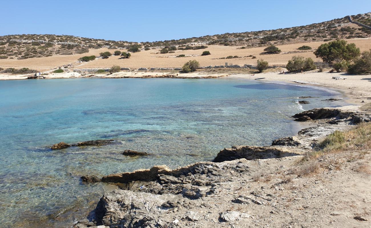 Photo de Lioliou beach avec sable lumineux de surface